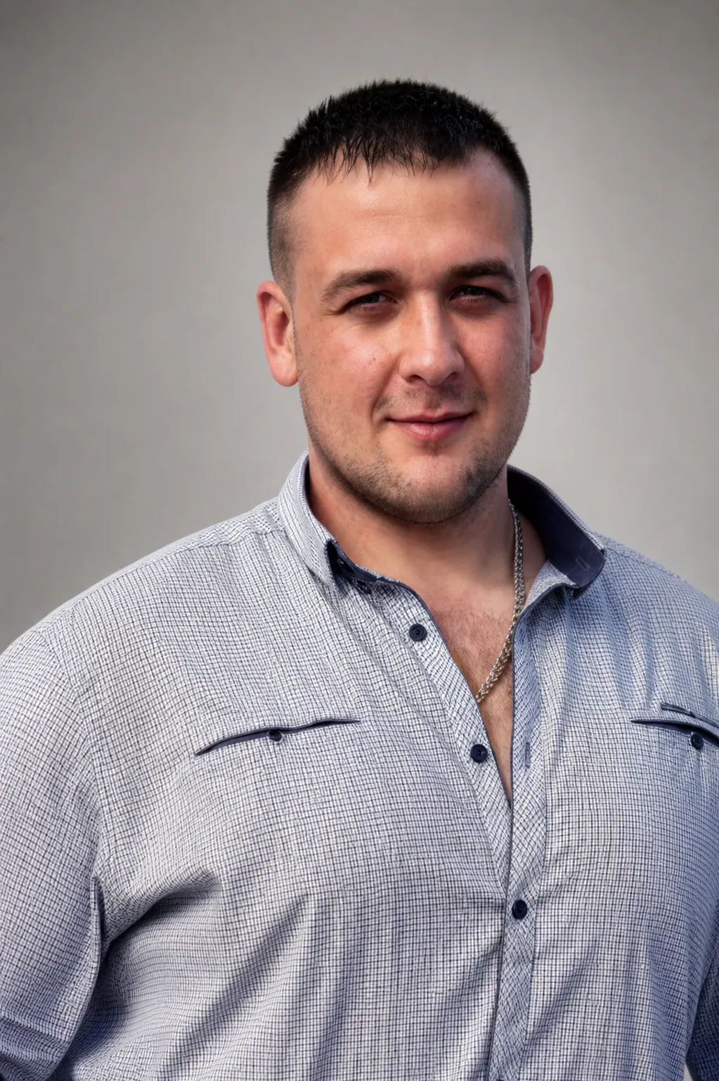 Портрет Романа на сірому тлі — знімок для виставки «Обличчя свободи»